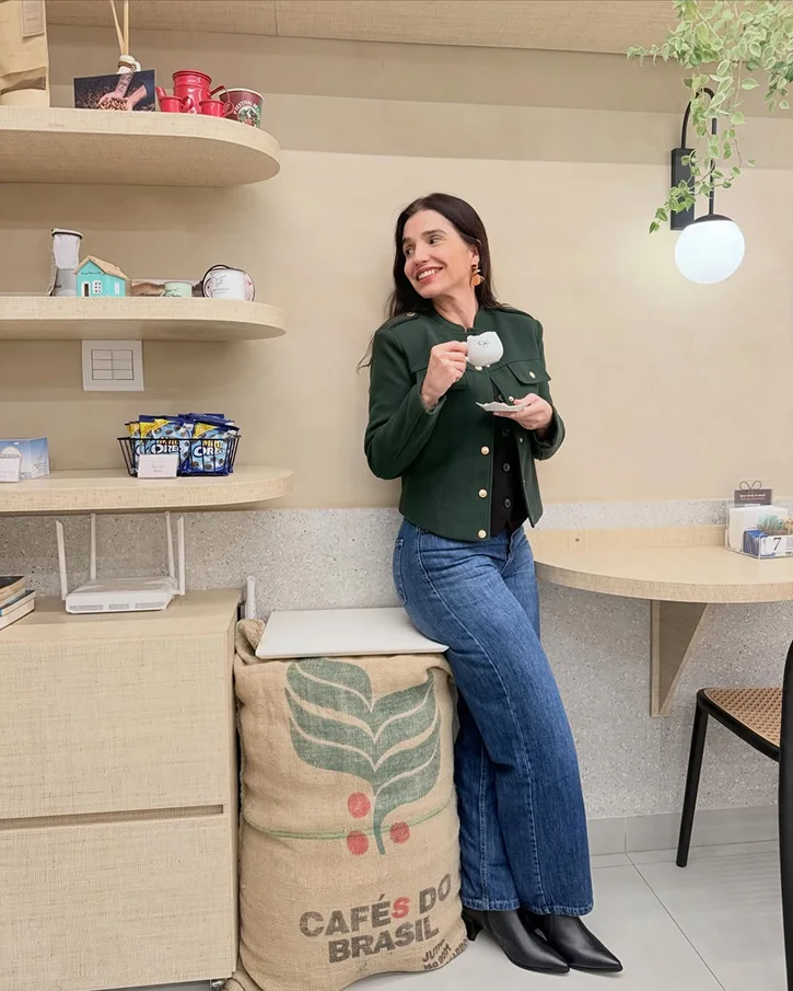 Kelly Eleto tomando café